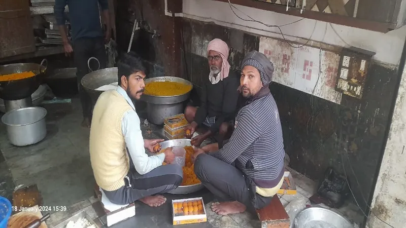 बाराबंकी: मिठाई व्यवसायियों पर मेहरबान हुए श्रीराम, प्राण-प्रतिष्ठा को लेकर मिल रहे लड्डू के आर्डर