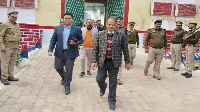 प्रयागराज: नए साल के दूसरे दिन सेंट्रल जेल पहुंचे डीएम और डीजे, मचा हड़कंप