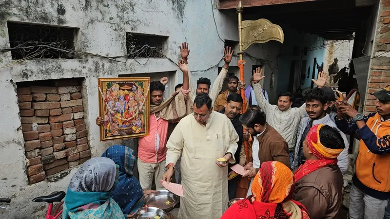 मीरजापुर: प्रभु राम के आमंत्रण को घर-घर जाकर बांटने में जुटे विधायक रत्नाकर मिश्रा