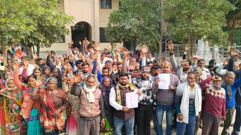 रायबरेली: गंगा एक्सप्रेस वे इंडस्ट्रियल कॉरिडोर के लिए भूमि देने से किसानों ने खड़े किए हाथ, प्रदर्शन कर सौंपा ज्ञापन