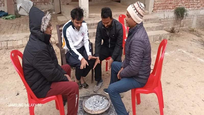 संतकबीर नगर में जारी है ठंड का सितम, जनजीवन हुआ अस्त-व्यस्त, इन सामानों की बढ़ी डिमांड