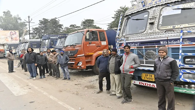 कानपुर: नए नियमों के विरोध में चक्का जाम जारी, पेट्रोल पंपों पर मारामारी