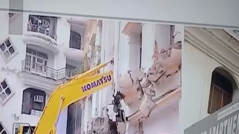 सिराज अहमद के FI हॉस्पिटल पर चला बुलडोजर, एलडीए और पुलिस के आलाधिकारी रहे मौजूद 