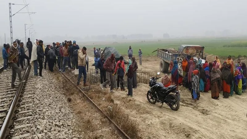 प्रतापगढ़: रेलवे की पुलिया निर्माण पर भड़के ग्रामीण, किया प्रदर्शन, लगाया यह आरोप