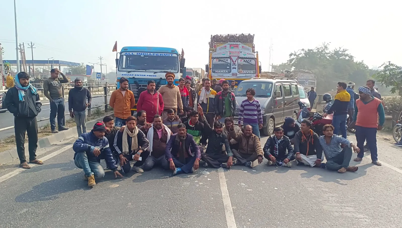 शाहजहांपुर: हाईवे जाम कर सड़क पर बैठे चालक, कोतवाल से हुई नोकझोंक