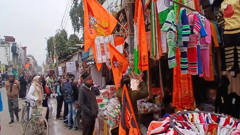 बहराइच में राम नाम की लूट! प्राण प्रतिष्ठा के चलते बढ़ी भगवा झंडे की डिमांड, आसमान पर पहुंचे दाम 