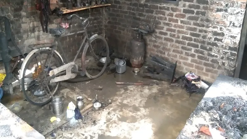 अयोध्या: शॉर्ट सर्किट से लगी आग, मां व तीन बच्चे गंभीर