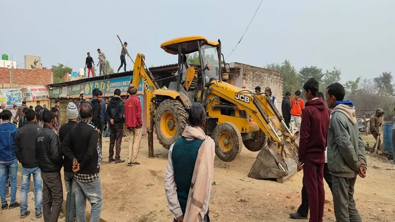 सीतापुर: करोड़ों की नजूल भूमि खाली कराने गई राजस्व टीम से दबंगों ने की अभद्रता