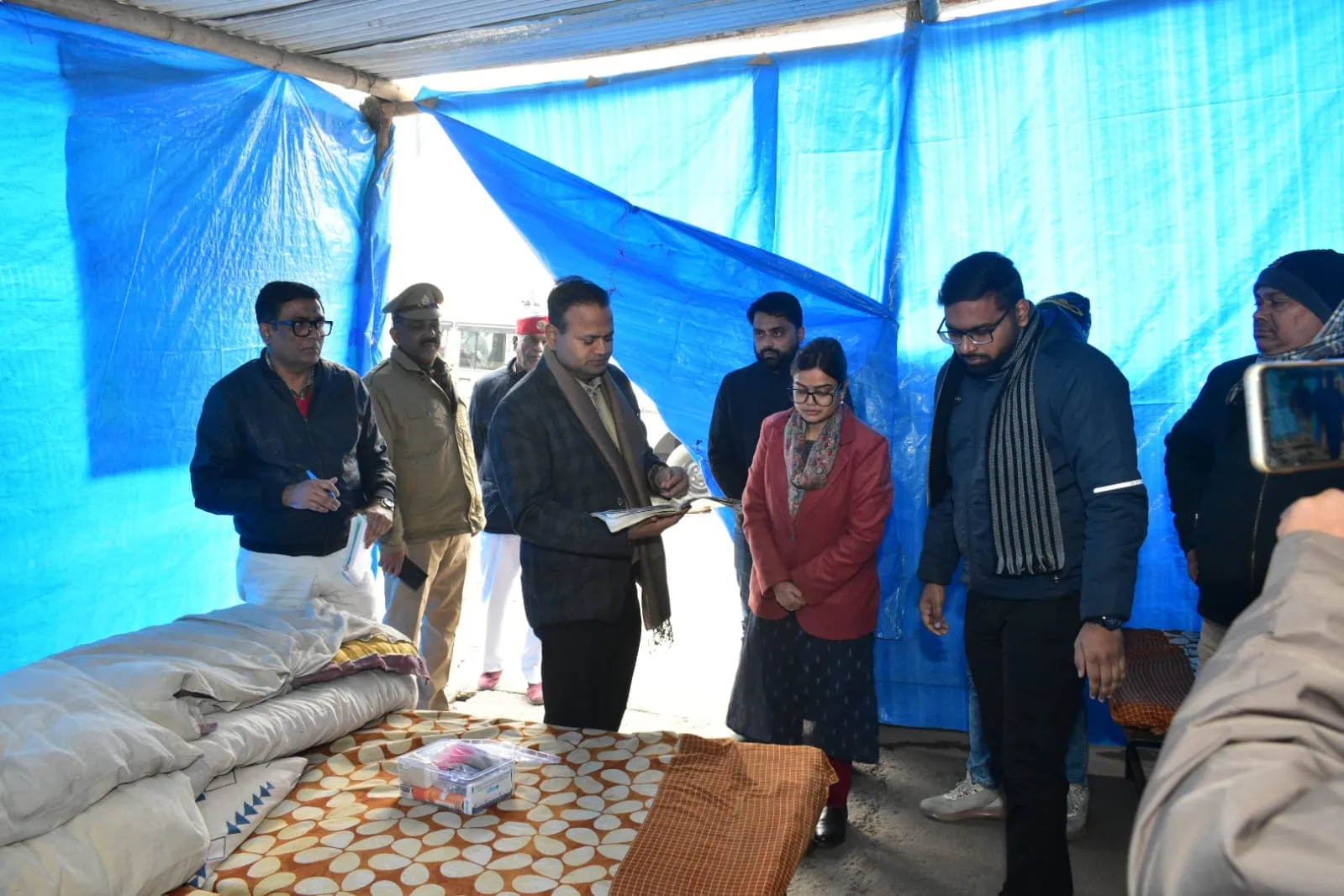 बरेली: रैन बसेरे में डीएम को बुझा मिला अलाव, दिए ये निर्देश