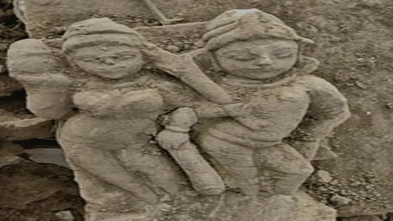 प्रयागराज: खुदाई के दौरान पुराने जमाने के पत्थर और मूर्तियां मिलने से मचा हड़कंप, देखने के लिए जुटी भीड़