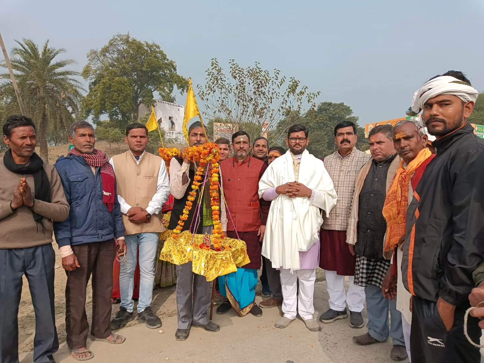 कासगंज : श्रद्धालुओं ने कांवड़ कांधे पर रख सफला एकादशी पर लगाई पंचकोसीय परिक्रमा