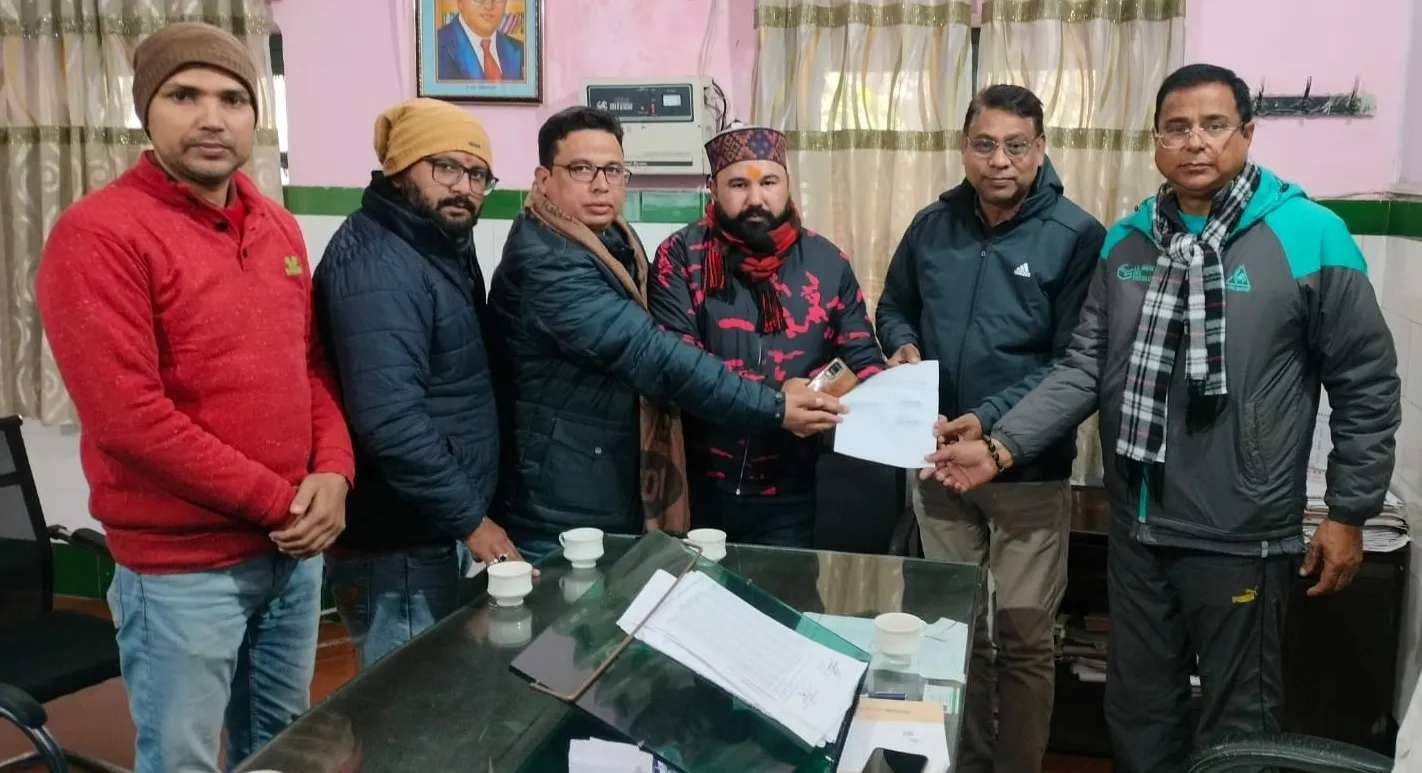 काशीपुर: नशेड़ियों ने उखाड़ी स्व. भट्ट की प्रतिमा के ऊपर लगी छतरी