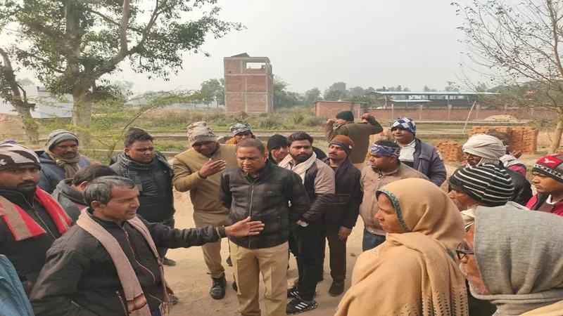 रायबरेली: पिता की समाधि के बगल मां को दफनाने से पुलिस ने रोका, आठ घंटे तक चला हंगामा, पीड़ित ने  लगाया यह आरोप