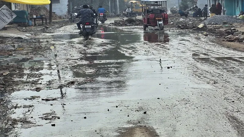 माघ मेला 2024: अरैल में आने वाले श्रृद्धालुओं की डगर होगी कठिन, बदहाल संगम मार्ग पर पैदल चलना मुश्किल