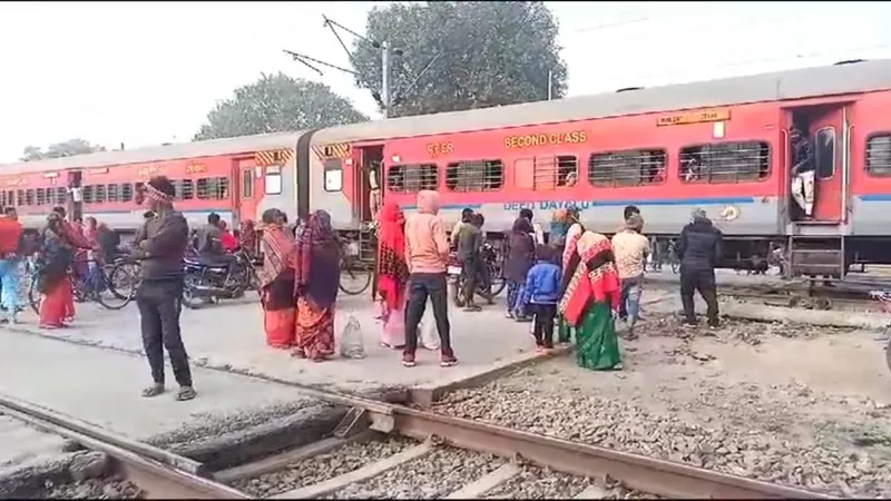 Rail News: यूपी के भरवारी स्टेशन पर रास्ता भटक दूसरे रूट पर आ गई फरक्का एक्सप्रेस, मचा हड़कंप
