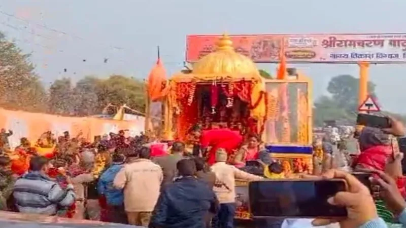 कौशांबी पहुंची श्रीराम चरण पादुका यात्रा, पुष्पवर्षा से हुआ भव्य स्वागत