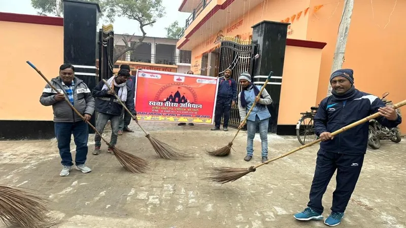 बहराइच: जब खुद ही झाड़ू लेकर नगर पंचायत परिसर में सफाई करने लगीं ईओ...