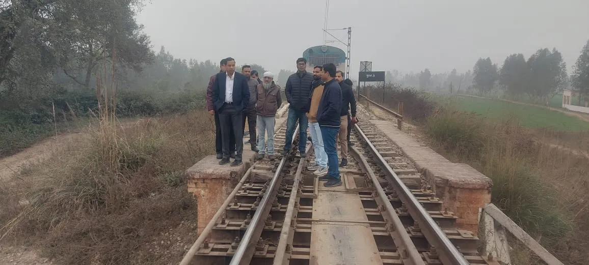 बरेली: कैंट मालगोदाम जाने वाली रेल लाइन पर गंदगी देख डीआरएम नाराज