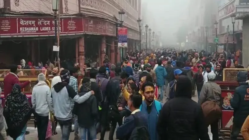 नए साल पर वाराणसी में उमड़ा श्रद्धालुओं का जनसैलाब, बाबा विश्वनाथ के दर्शन को लगी लंबी कतार