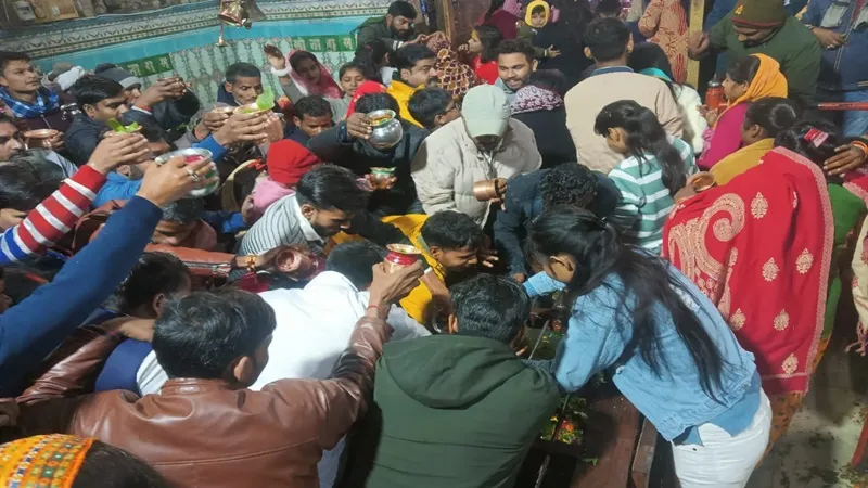 बाराबंकी: नए वर्ष के स्वागत में बिखरा उल्लास, पार्क व होटल रहे गुलजार, धार्मिक स्थलों पर श्रद्धालुओं की उमड़ी भीड़