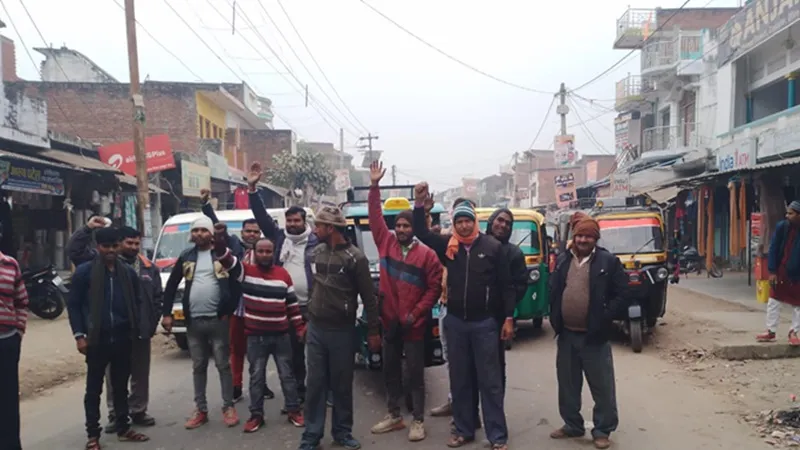 अयोध्या: नए दुर्घटना कानून पर भड़के निजी ऑपरेटर, चक्का जाम कर जता रहे विरोध