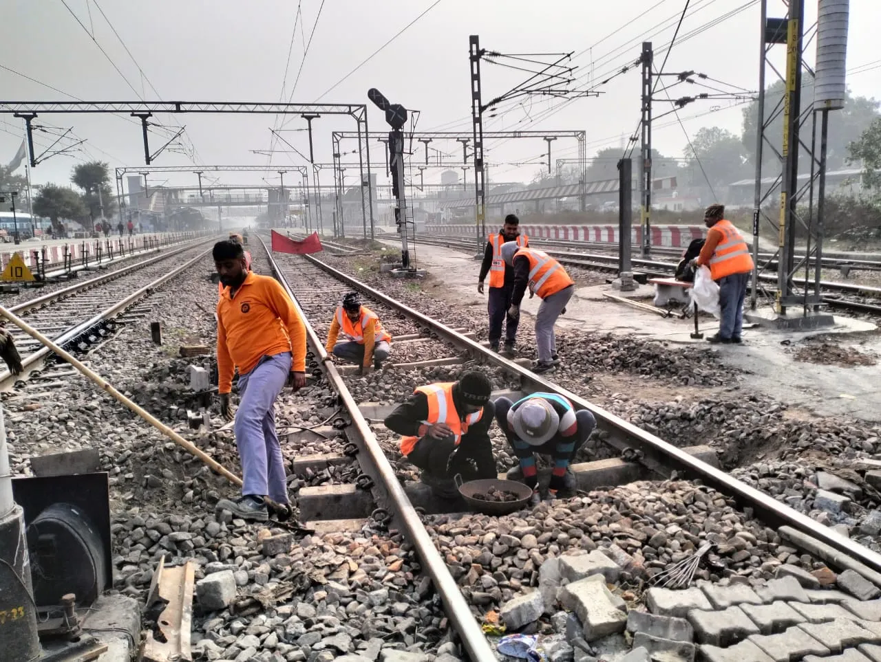 बरेली: डिरेलमेंट के साढ़े छह घंटे बाद दुरुस्त हो पाया ट्रैक, देर रात तक डटे रहे मंडल रेल प्रबंधक जंक्शन पर