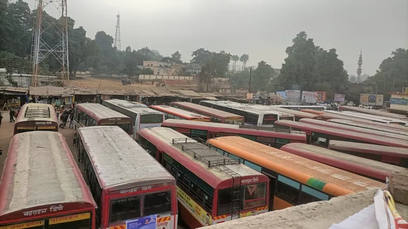 बहराइच: केंद्र के नए कानून के खिलाफ सड़क पर उतरे रोडवेज बस चालक, प्रदर्शन कर लगाया जाम