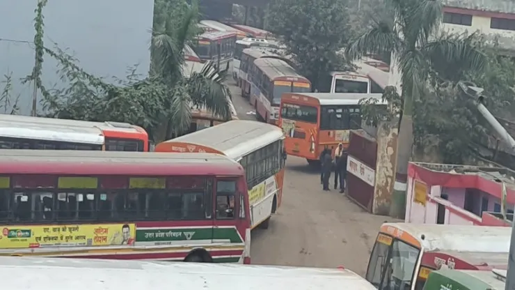 लखनऊ: नए मोटर व्हीकल एक्ट के खिलाफ विरोध-प्रदर्शन, चालकों की दबंगई के आगे यात्री बेबस