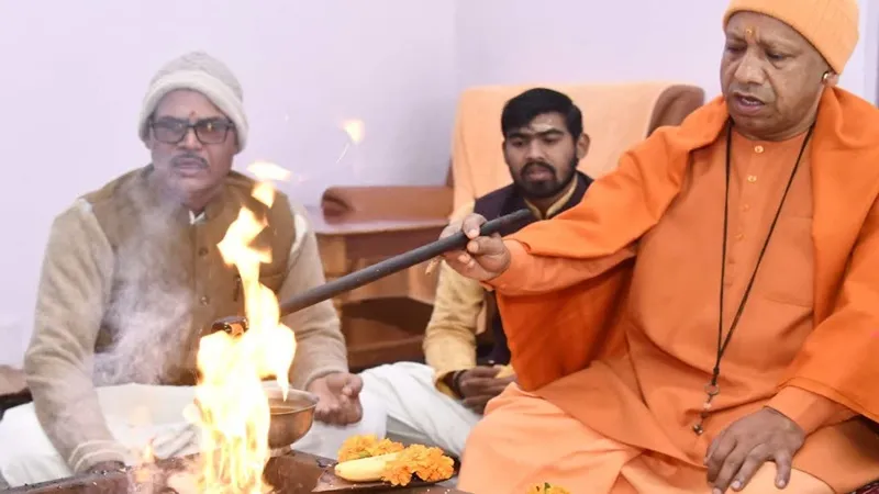 सीएम योगी ने नए साल पर गोरखनाथ मंदिर में किया हवन और रुद्राभिषेक