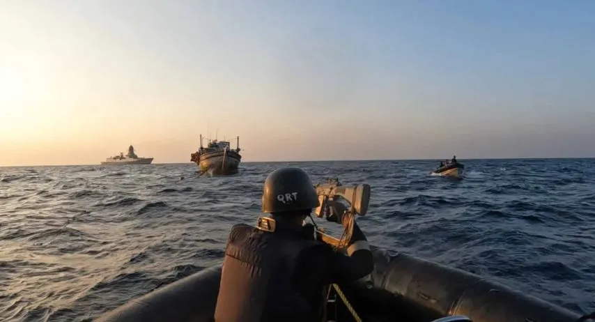 अरब सागर में लाइबेरिया के ध्वज वाले अपहृत जहाज की निगरानी कर रही भारतीय नौसेना