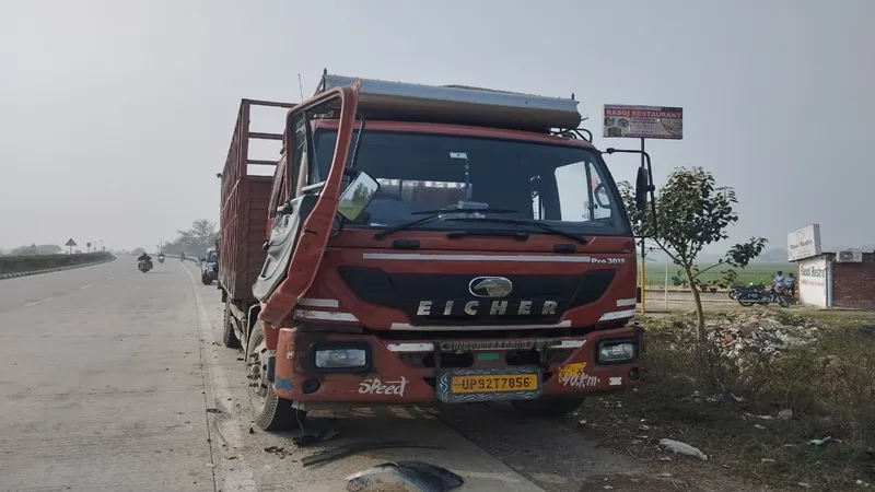 अमेठी: अनियंत्रित कार ने ढाबे पर खड़ी डीसीएम को मारी टक्कर, मैकेनिक और चालक की मौत, एक गंभीर
