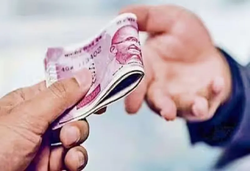 मुरादाबाद : 10,000 रुपए की रिश्वत लेते सदर तहसील का लेखपाल गिरफ्तार, प्रमाण पत्र बनाने के नाम पर मांगी घूस 