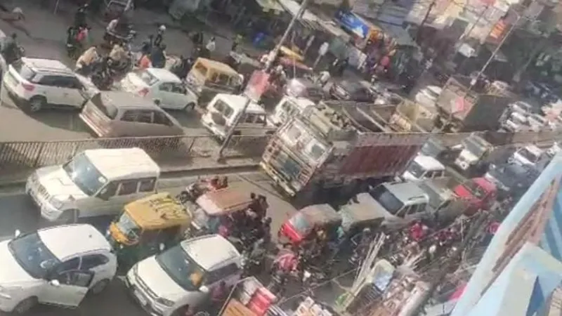 Prayagraj news : बेफिक्र ट्रैफिक और वसूली से भर गया खजाना