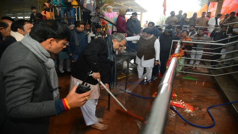 लखनऊ : BJP अध्यक्ष भूपेंद्र चौधरी ने चन्द्रिका देवी मंदिर में चलाया सफाई अभियान, अखिलेश यादव पर दिया बड़ा बयान 