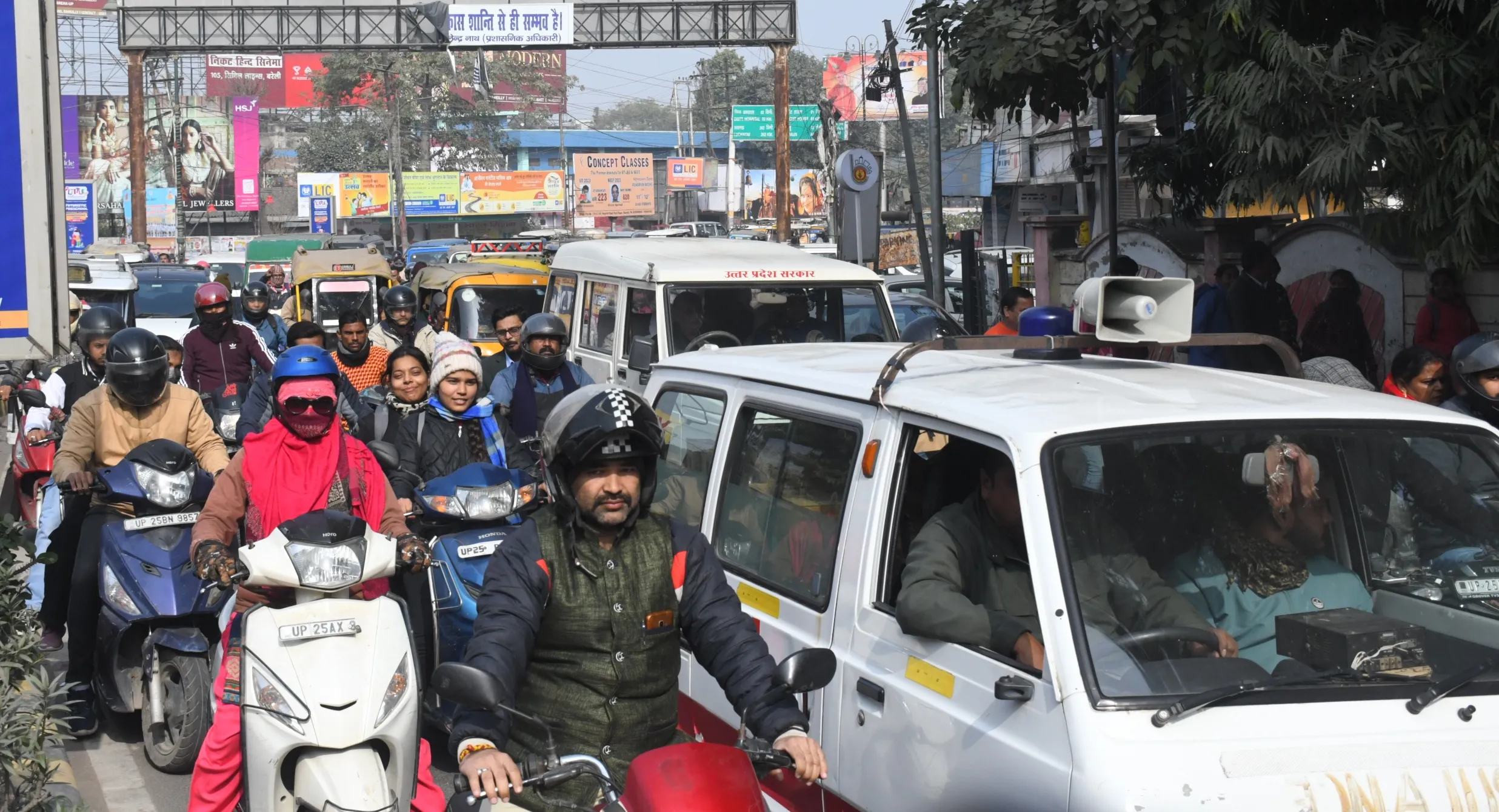 जरा ठहरो..! मुख्यमंत्री अभी जनसभा कर रहे हैं, मुख्यमंत्री के शहर में कार्यक्रमों के दौरान तमाम सड़कों पर लगा रहा जाम