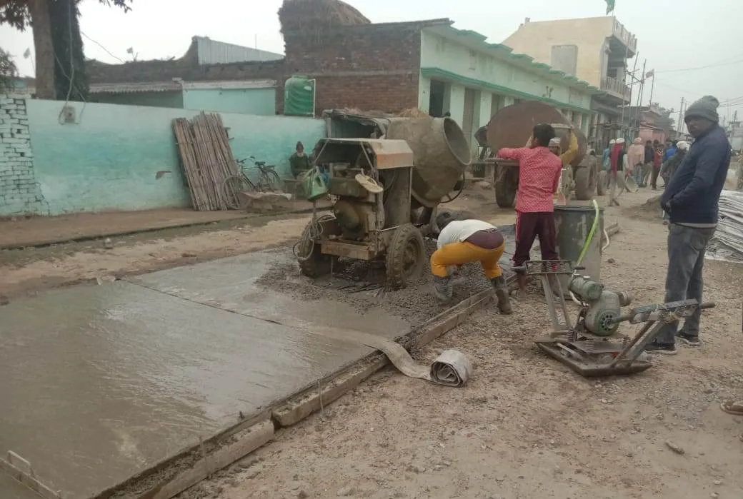 बरेली: चलने के लिए नहीं... जेब भरने के लिए बन रही है सड़क