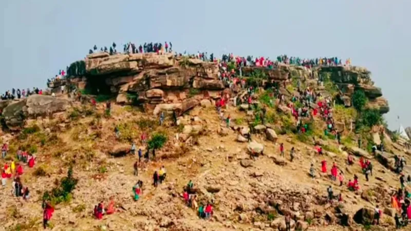 मकर संक्रांति : प्रभाषगिरि पर्वत पभोषा में लगा ऐतिहासिक मेला, हजारों की जुटी भीड़   