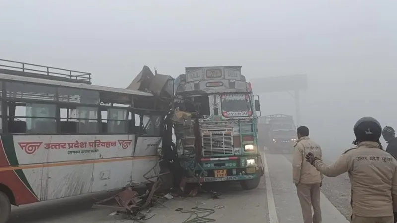 रायबरेली : रोडवेज बस और ट्रक में टक्कर,चालक-परिचालक गंभीर