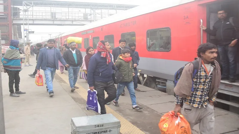 मुरादाबाद : कोहरे का सितम जारी, 13 घंटे 49 मिनट के देर से चल रही साप्ताहिक कानपुर एक्सप्रेस