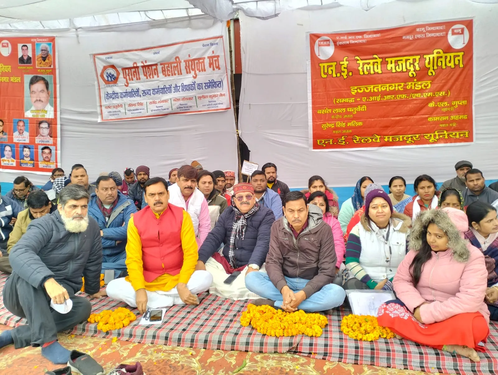 बरेली: पुरानी पेंशन नहीं हुई बहाल तो रेल का होगा चक्का जाम, भूख हड़ताल के आखिरी दिन डीआरएम कार्यालय पर जुटे रेलकर्मी