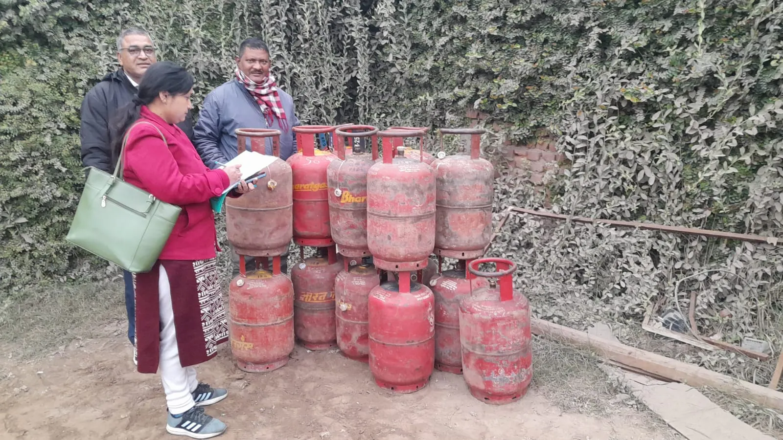 रुद्रपुर: पूर्ति विभाग ने की थाना ट्रांजिट कैंप इलाके में छापामार कार्रवाई