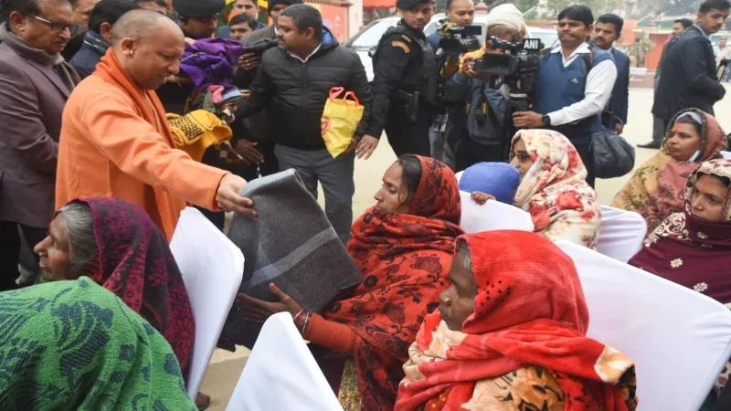 गोरखनाथ मंदिर में बच्चों को CM योगी ने खिलाई खिचड़ी, जरूरतमंद लोगों को दिए कंबल