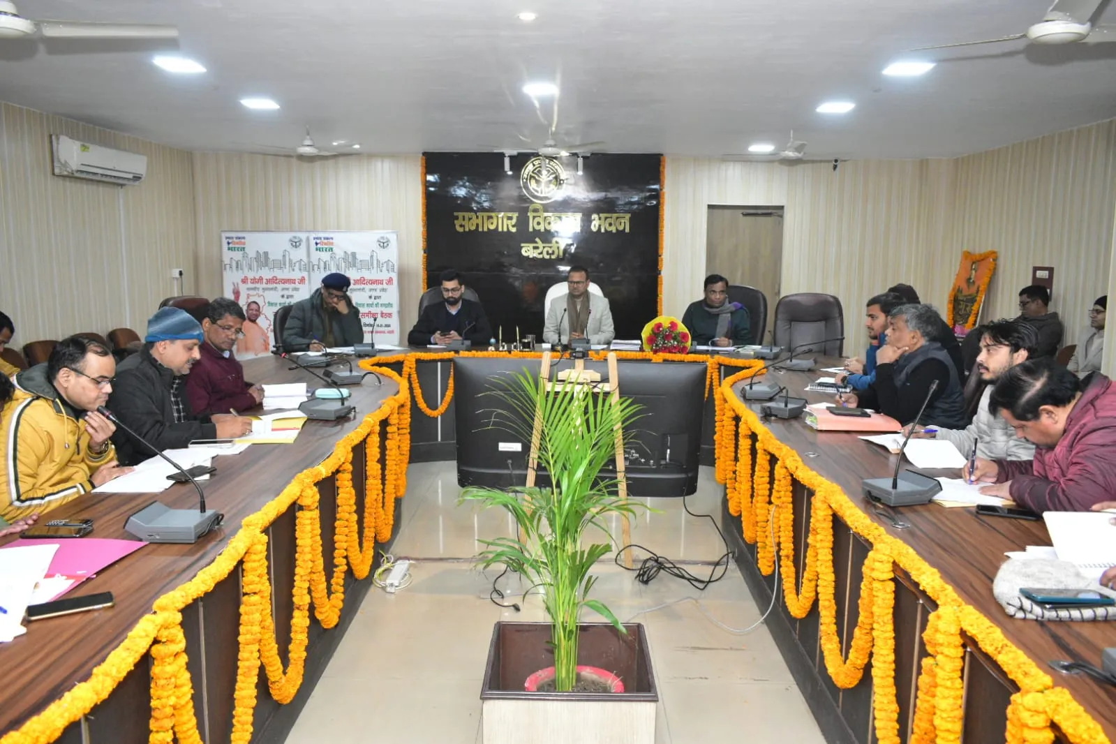 बरेली: भोजीपुरा टोल प्लाजा पर ओवरलोडिंग, डीएम ने दी चेतावनी