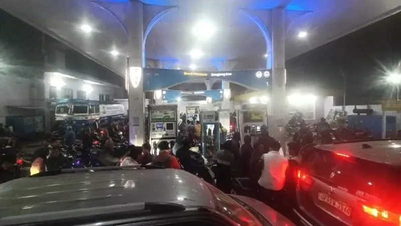 बांदा: नहीं माने ट्रक चालक तो बढ़ेंगी परेशानियां, एआरटीओ ने संचालकों से हड़ताल खत्म करने की अपील