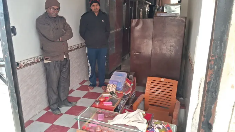 बहराइच: शटर तोड़कर सराफा की दुकान से लाखों की चोरी, सोने-चांदी के जेवरात साथ ले गए चोर