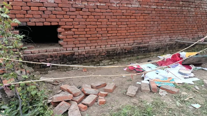 Bahraich video : थाने में ड्यूटी कर रहा था पीआरडी जवान, मकान से सेंध लगाकर चोर ले गए लाखों का सामान  