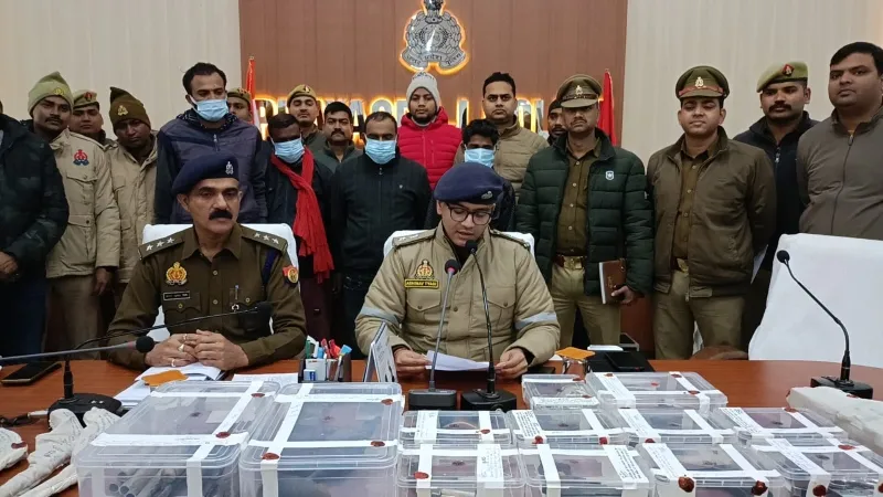 प्रयागराज में पकड़ी गई अवैध असलहों की फैक्ट्री, MP और Bihar से लाते थे कच्चा माल  