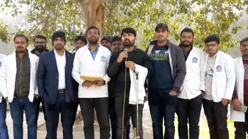 लखनऊ : BHMS, BAMS में लागू हुआ नेशनल एग्जिट एग्जाम, प्रदर्शन करने को मजबूर हैं स्टूडेंट - देखिये वीडियो 