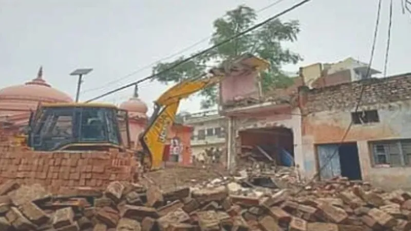 भारद्वाज मुनि आश्रम : विस्तारीकरण के लिए पार्क के आसपास के मकानों का ध्वस्तीकरण शुरु
