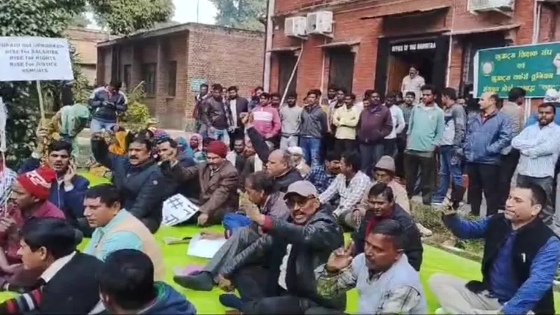 प्रयागराज : शुआट्स कर्मचारियों ने फिर शुरू किया आंदोलन, वेतन की कर रहे मांग 